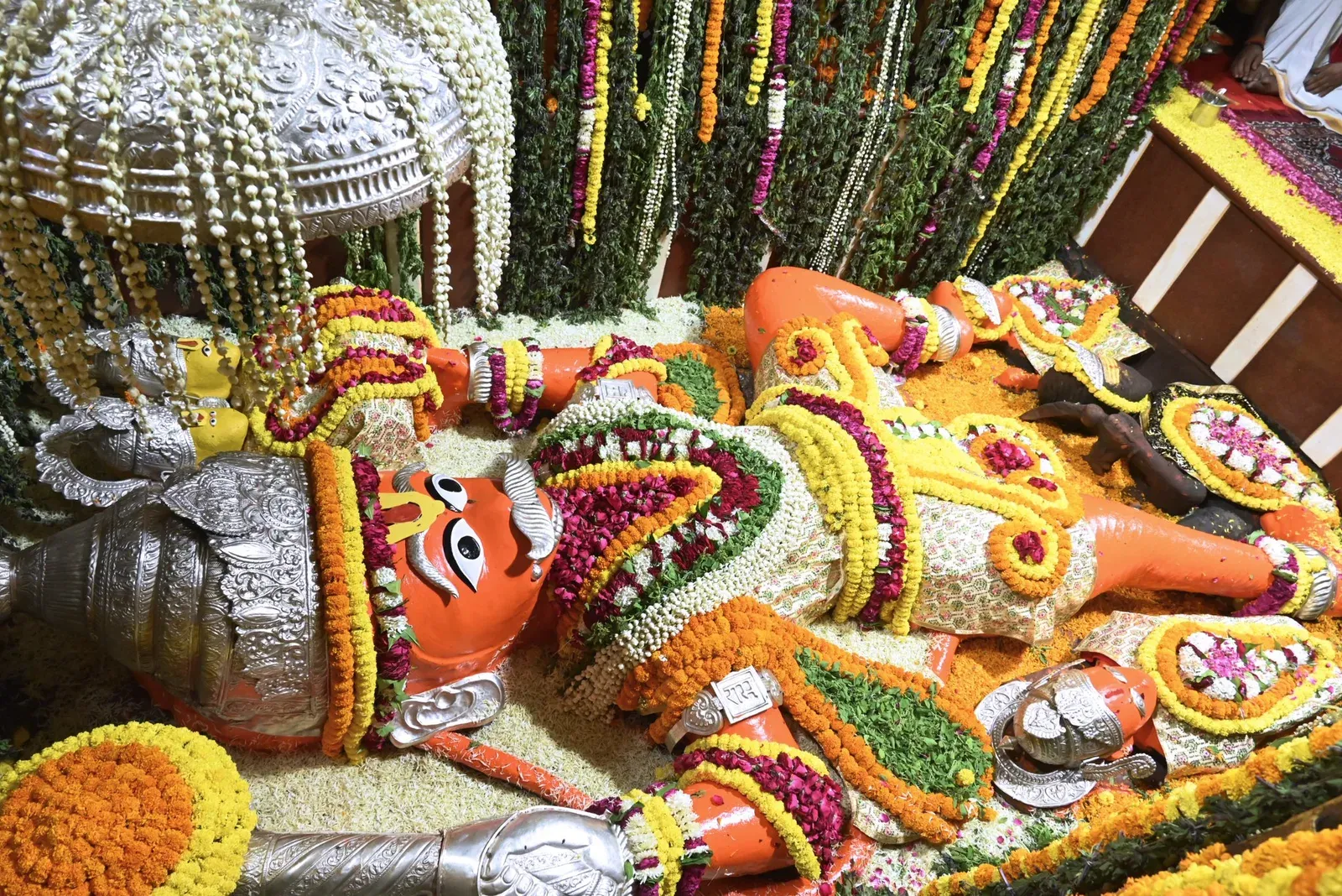 CM Yogi Offers Prayers at Prayagraj's Lete Hanuman Temple