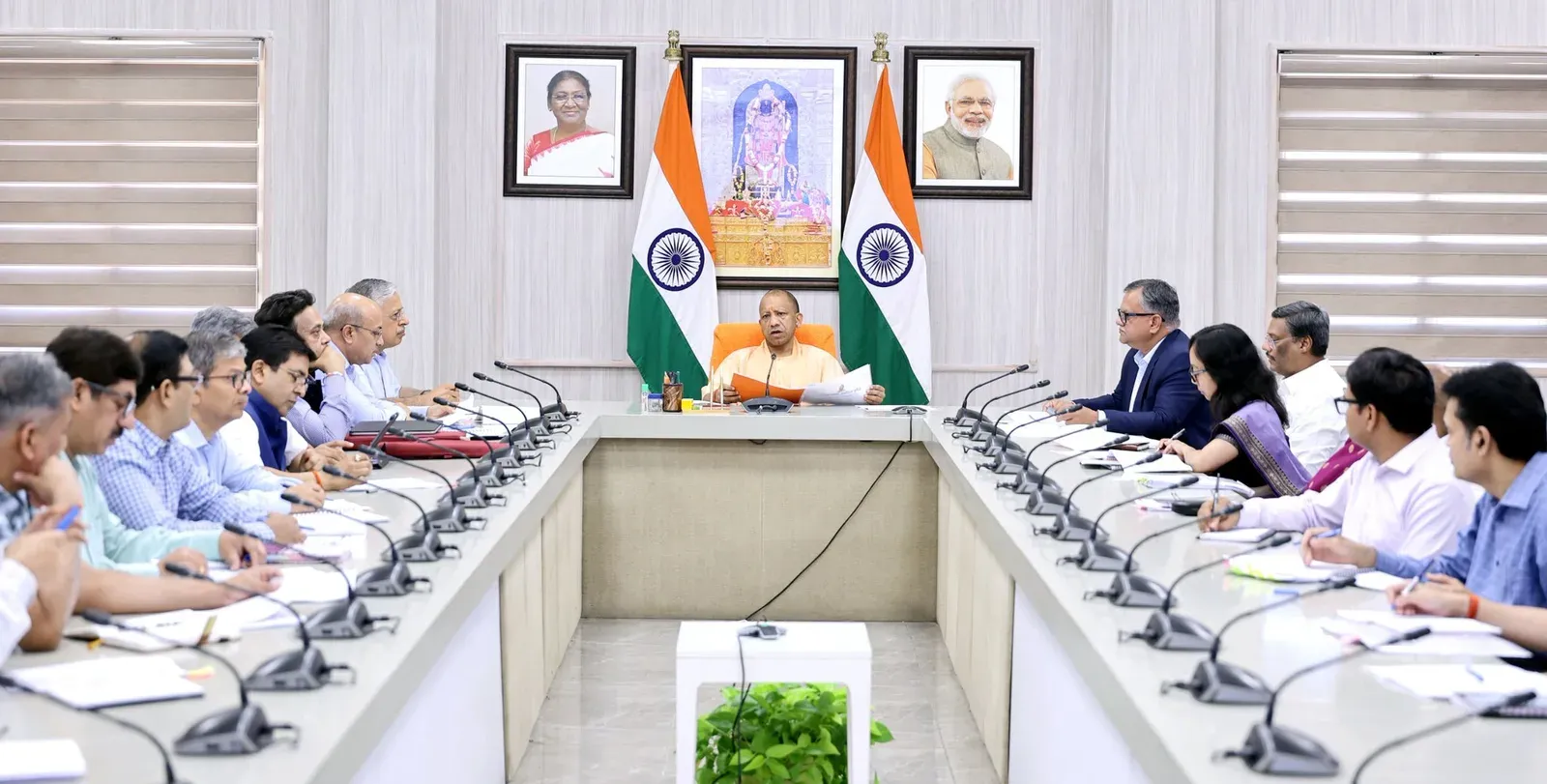 CM Yogi Orders 110 E-Buses for Jewar Airport Before June 15