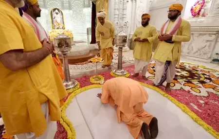 मुख्यमंत्री योगी ने श्रीरामलला के दरबार में लगाई हाजिरी, आरती उतारकर की परिक्रमा