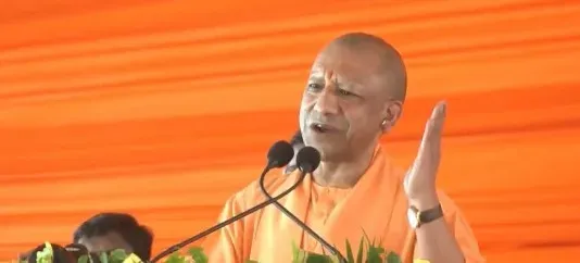 पीलीभीत में CM योगी ने 2500 बंगाली परिवारों को दिए नागरिकता पत्र, सपा पर बोले — साइकिल चली तो दंगा कराएगी