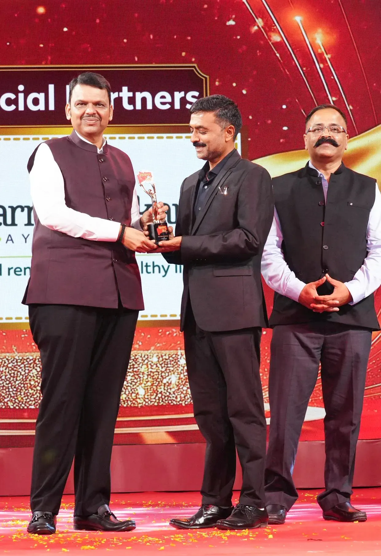 CMO Maharashtra Marks Zee 24 Taas Maharashtra Gaurav Awards