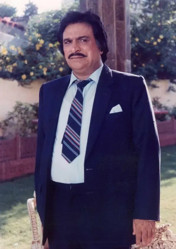 क्या कादर खान हर फन में माहिर कलाकार थे, जिन्होंने अपनी बहुमुखी प्रतिभा से बॉलीवुड को नया रंग दिया?