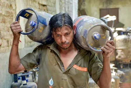 कमर्शियल LPG सिलेंडर ₹183.50 सस्ता, 1 जुलाई से नई दिल्ली में कीमत ₹2,930; घरेलू गैस अपरिवर्तित