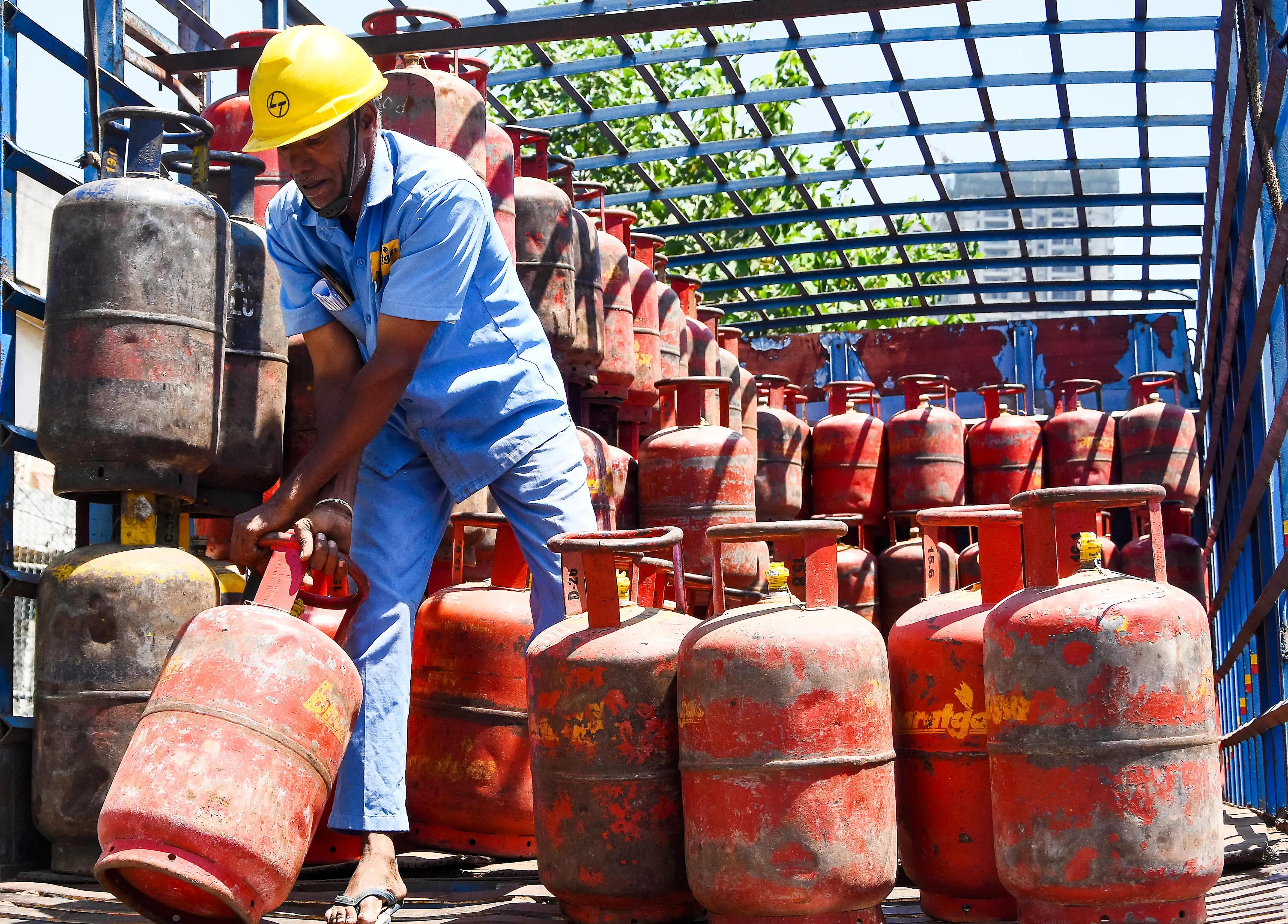 Government Resumes Distribution of Commercial LPG Cylinders Amidst No Retail Shortages