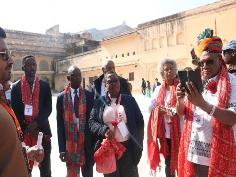 How Did the Commonwealth Parliamentary Delegation React to the Grandeur of Amer Fort?