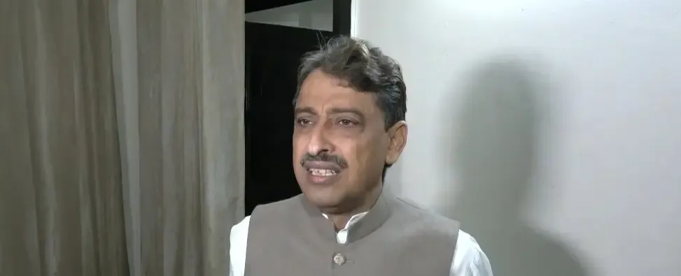 Why is Trinamool MP Saugata Roy Facing Criticism for Smoking an E-Cigarette on Parliament Grounds?