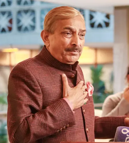 Why did Pramod Tiwari defend Rahul Gandhi against Shakeel Ahmad's remarks?