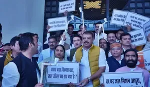 Congress Legislators Stage Protest at Madhya Pradesh Assembly, Claim Mismanagement in 'Nal Jal' Initiative