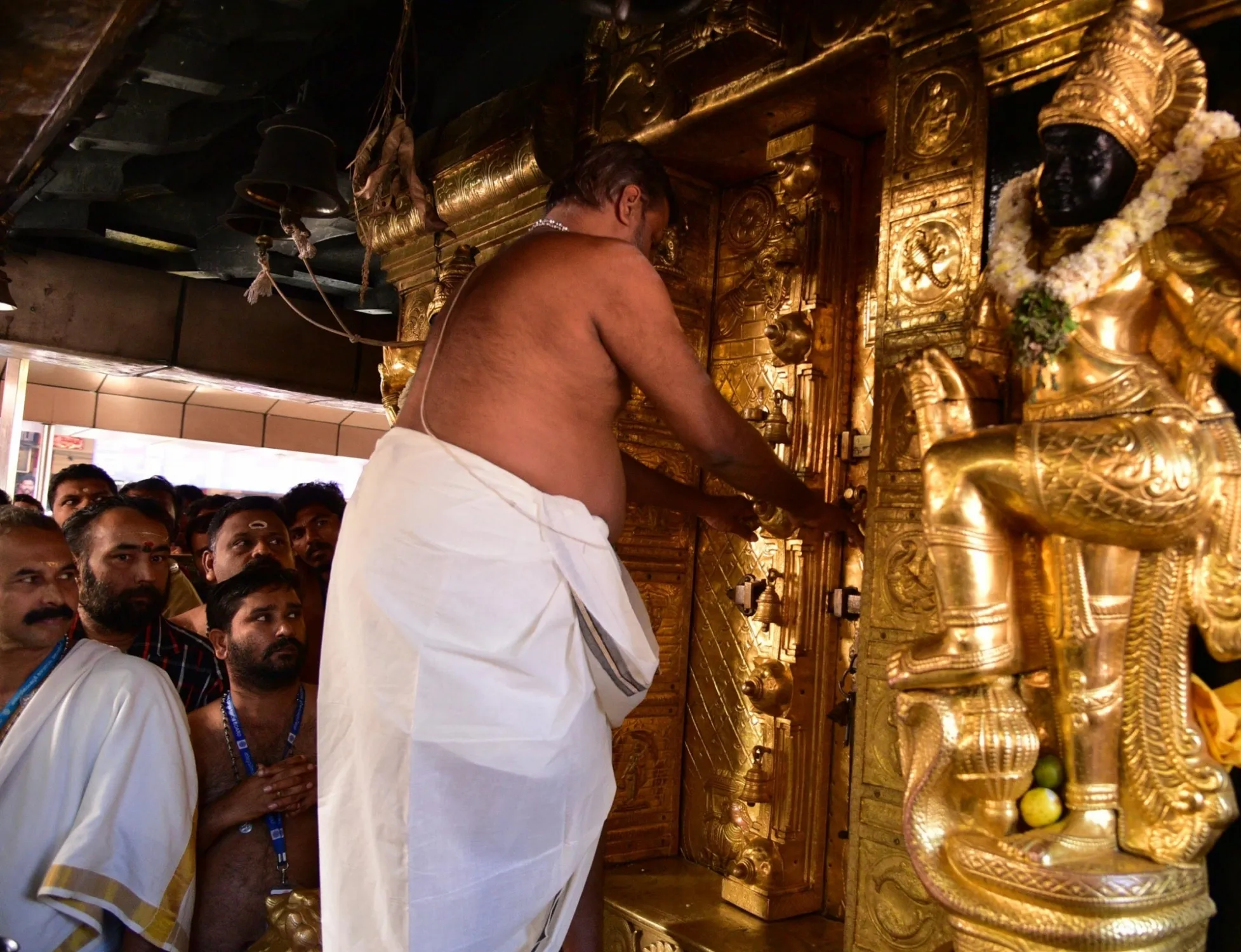 Will Congress Protest Demand the Resignation of Devaswom Minister Vasavan Over Sabarimala Gold Theft?