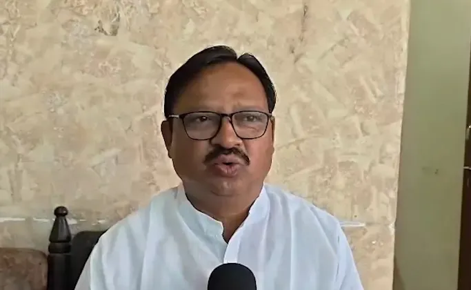 फडणवीस सरकार की ₹5,000 सहायता पर कांग्रेस का हमला: 'बच्चे के कपड़े भी नहीं आते, किसानों का मज़ाक'