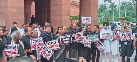 काले कपड़े पहन संसद पहुंचे विपक्षी सांसद, राहुल-प्रियंका ने छात्रों पर पुलिस कार्रवाई के खिलाफ बोला हमला