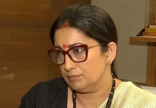 स्मृति ईरानी का कांग्रेस पर हमला: महिलाओं के 33 प्रतिशत आरक्षण का विरोध