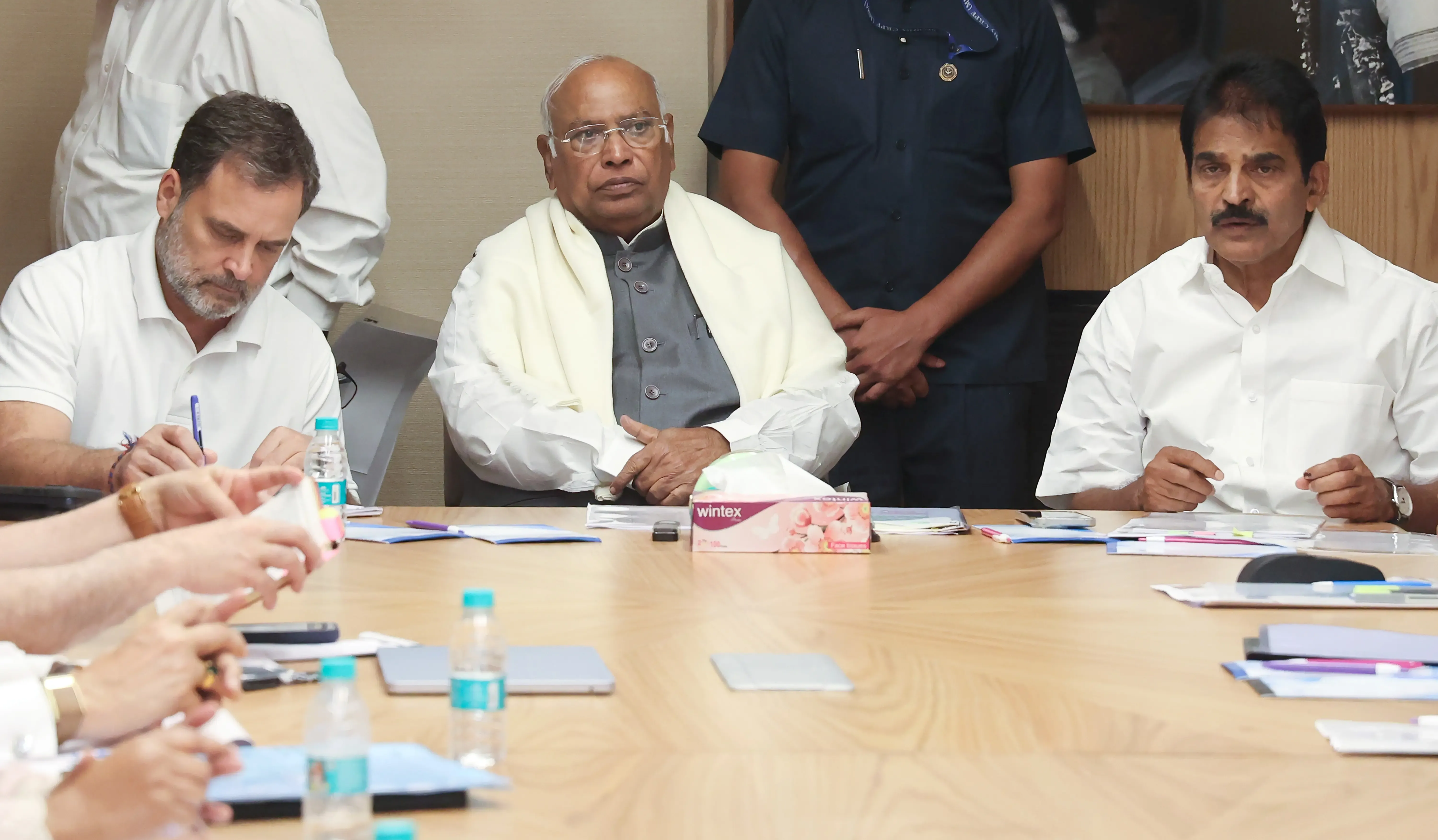 कांग्रेस का विशेष सत्र से पहले सांसदों के लिए अनिवार्य उपस्थिति का व्हिप जारी