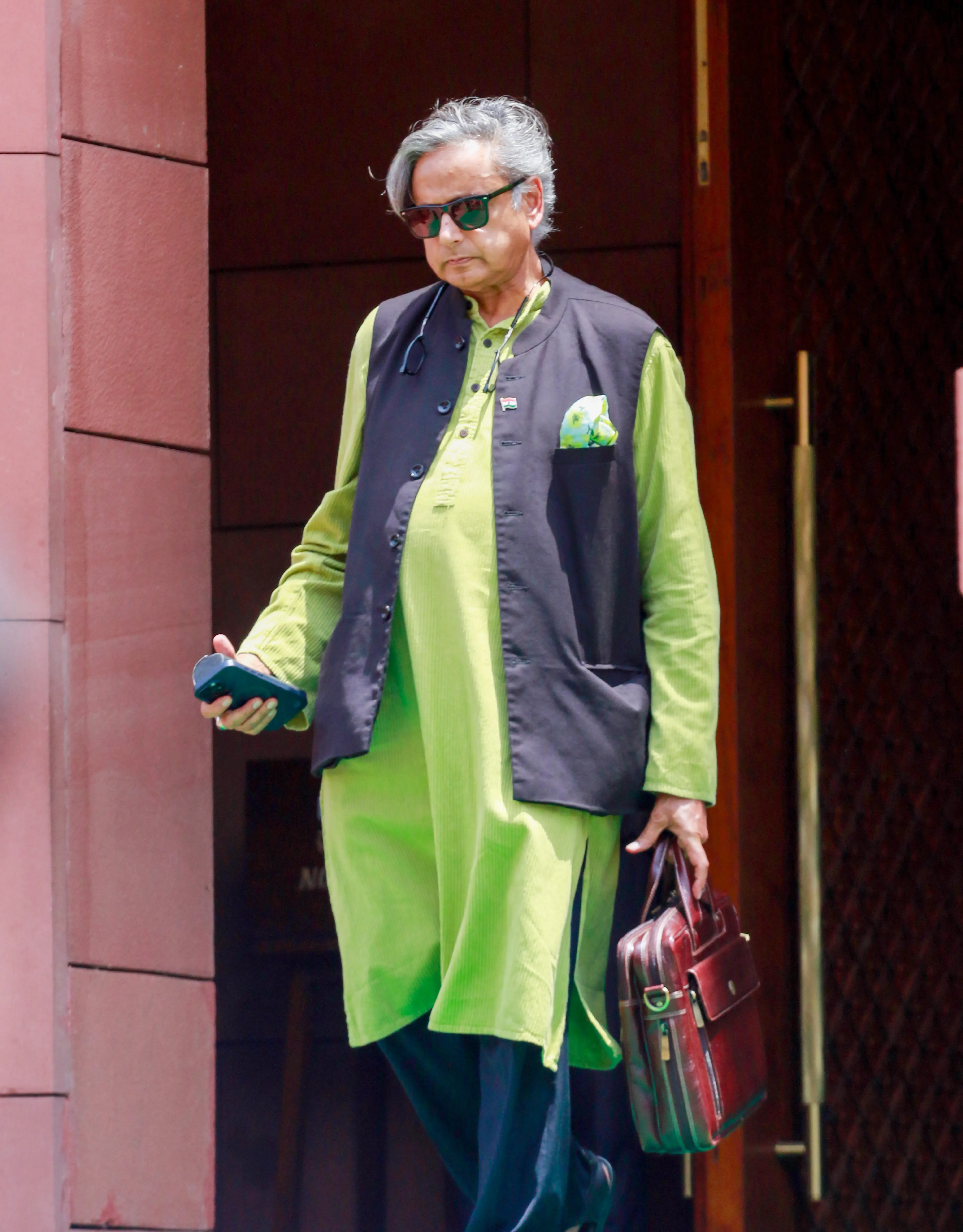 क्या शशि थरूर को करण जौहर और मलाइका अरोड़ा से कोई शिकायत है?