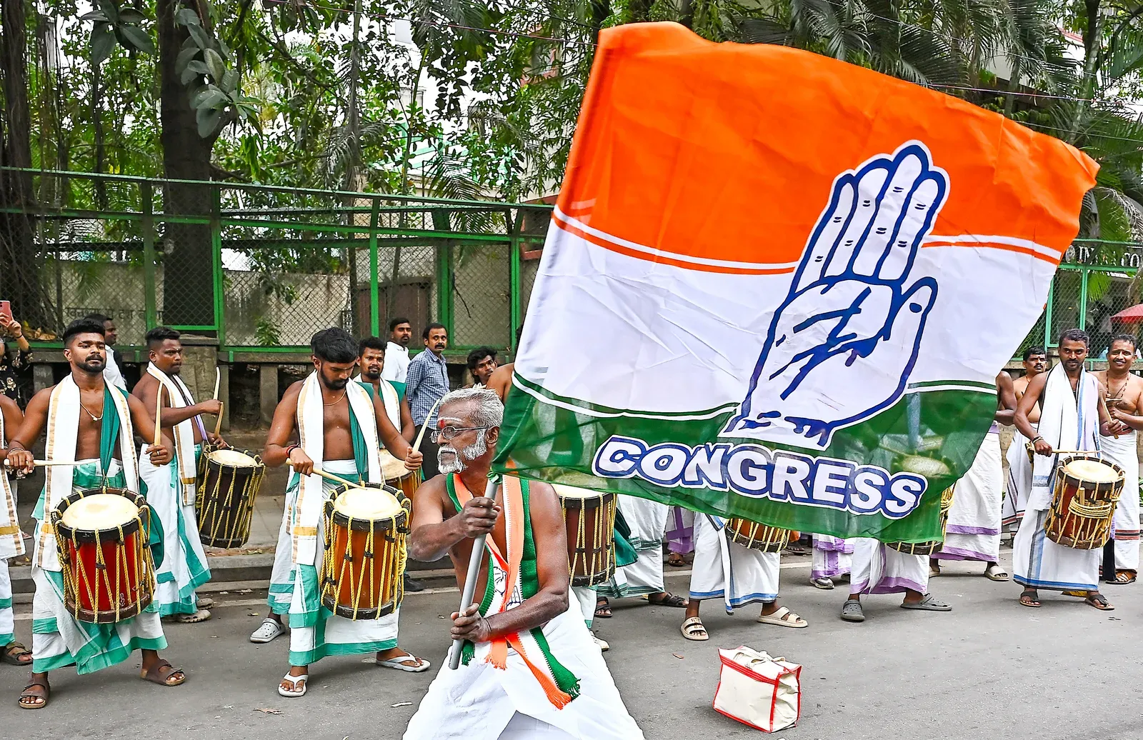 धर्मेंद्र प्रधान के इस्तीफे पर कांग्रेस बोली — युवाओं और जेन-Z की जीत, मोदी से माफी की मांग