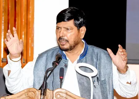 कांग्रेस पार्टी निरर्थक विषय को सामने लाती है : रामदास आठवले