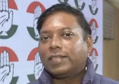 क्या कांग्रेस सांसद ने इंडिगो संकट के लिए केंद्र को जिम्मेदार ठहराया और इसे डुओपॉली का परिणाम बताया?