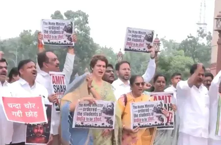 कांग्रेस सांसदों ने संसद के मकर द्वार पर किया प्रदर्शन, छात्रों पर पुलिस कार्रवाई के लिए अमित शाह से मांगा जवाब