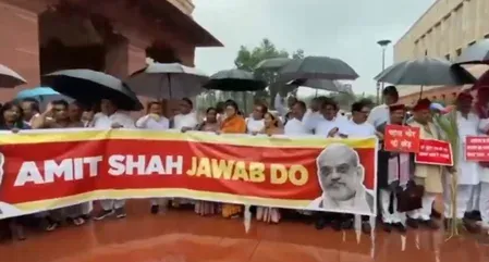 कांग्रेस सांसदों ने संसद में निकाला मार्च, गृह मंत्री अमित शाह के सदन में न आने पर उठाए सवाल 
