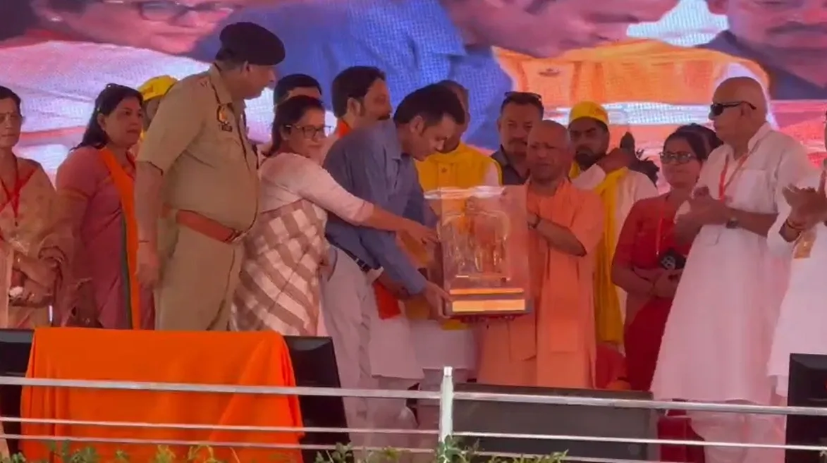 Why did Congress and SP ignore national heroes while celebrating foreign invaders?