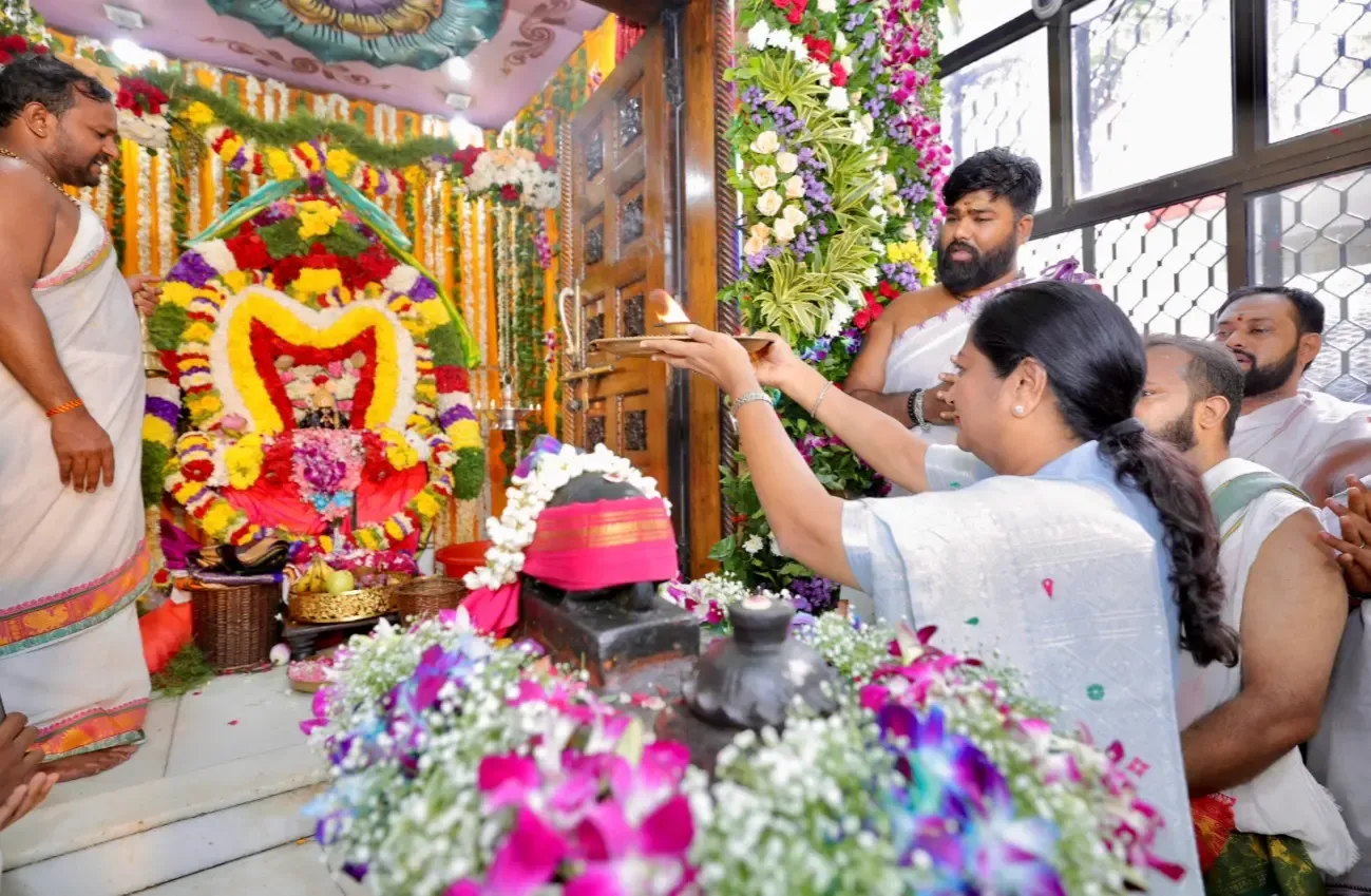 क्या कनॉट प्लेस स्थित गणेश मंदिर में सीएम रेखा ने किया दर्शन?