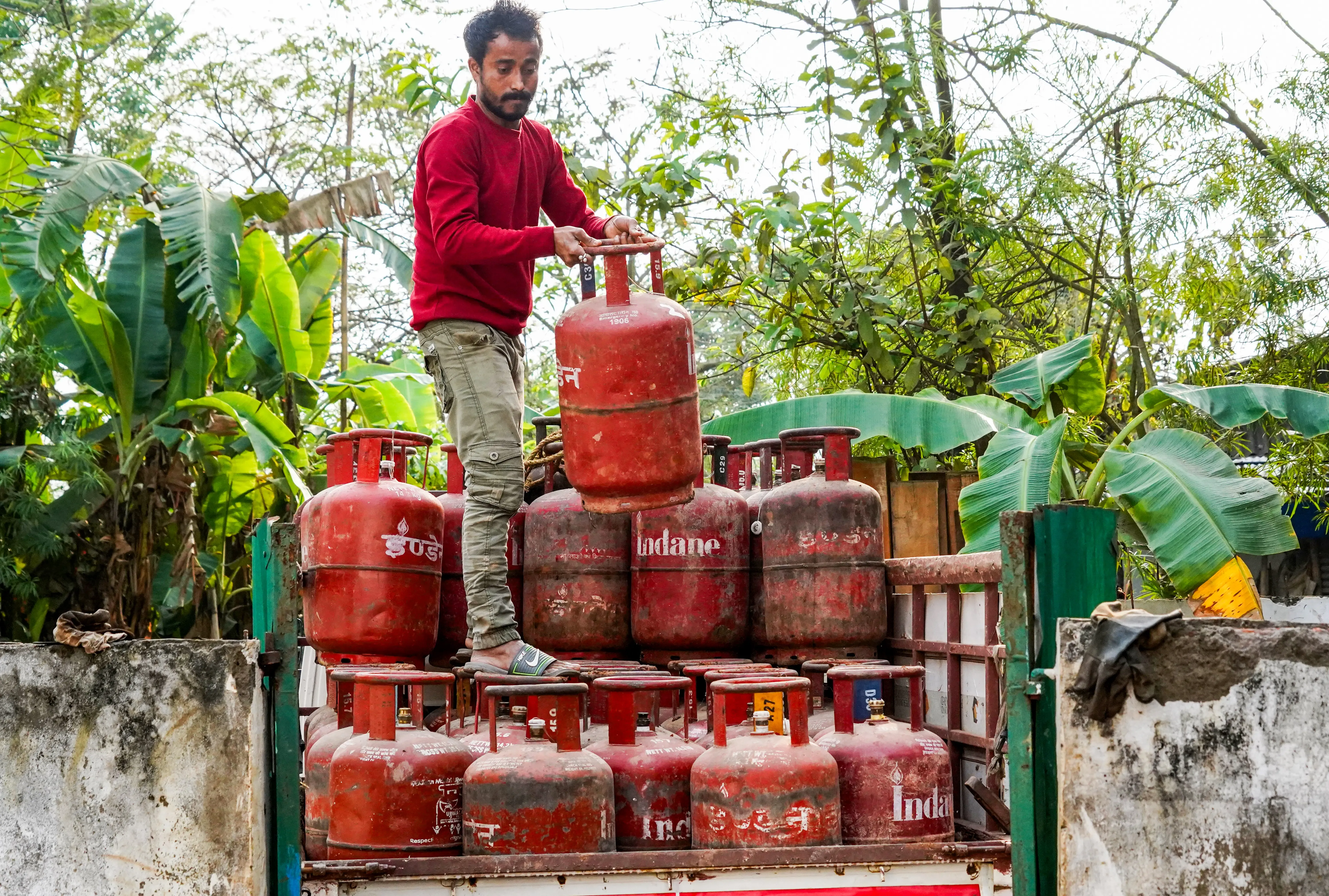 Govt Assures No Fuel Shortages, Encourages Online LPG Booking