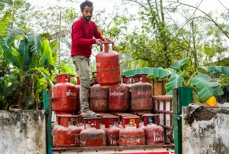 Govt Assures No Fuel Shortages, Encourages Online LPG Booking