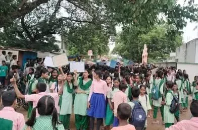 गढ़वा में हेडमास्टर तबादले पर छात्रों का बवाल: थाने पर पथराव, पुलिसकर्मी घायल