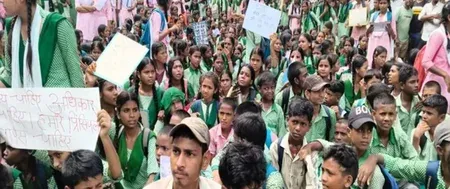 झारखंड में 10-12 साल के बच्चों का सात घंटे का आंदोलन, प्रधानाध्यापक का तबादला वापस हुआ तो थमा बवाल