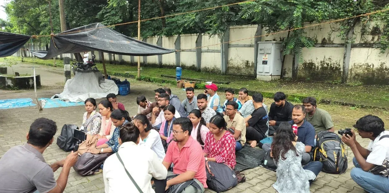 झारखंड: परीक्षा रद्द होने से नौकरी गँवाए अभ्यर्थी प्रोजेक्ट भवन से हटाए, अब कुटे मैदान में धरना