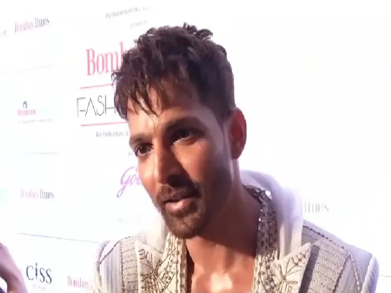 हर्षवर्धन राणे ने कोविड के बाद रैंप पर किया कमाल, निवेदिता साबू के आउटफिट में दिखे शानदार