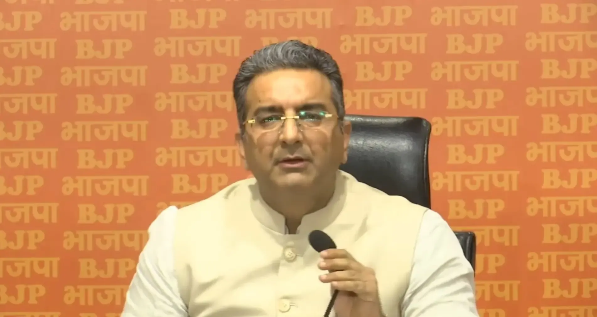 BJP Launches Fierce Offensive Against Gandhi Family, Calls Robert Vadra a 'Crime Master' and 'Bhoo-Mafia'