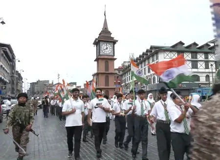 सीआरपीएफ ने श्रीनगर के लाल चौक पर निकाली तिरंगा रैली, बच्चों को बताया आजादी का महत्व