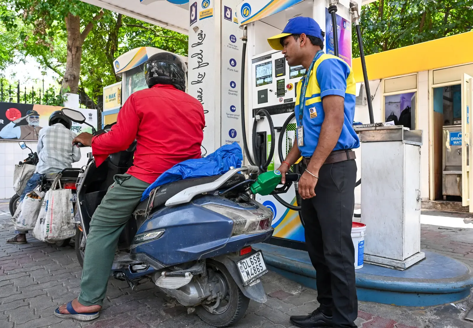 Crude oil prices surge past $115 after Houthi missile strike on Saudi refinery