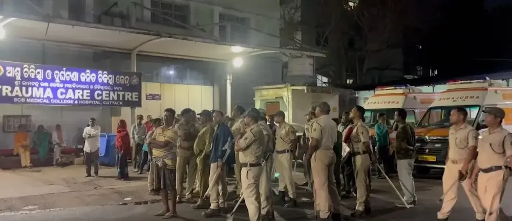 कटक में एससीबी मेडिकल कॉलेज के ट्रॉमा आईसीयू में आग, १० मरीजों की जान गई