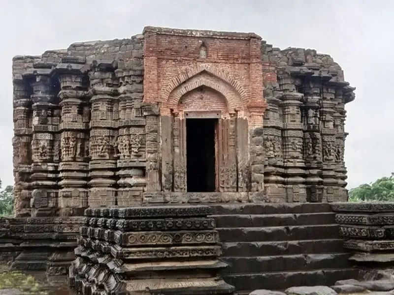 क्या दैत्य सुदान मंदिर में भगवान विष्णु की लोहे की मूर्ति है और छत क्यों नहीं है?