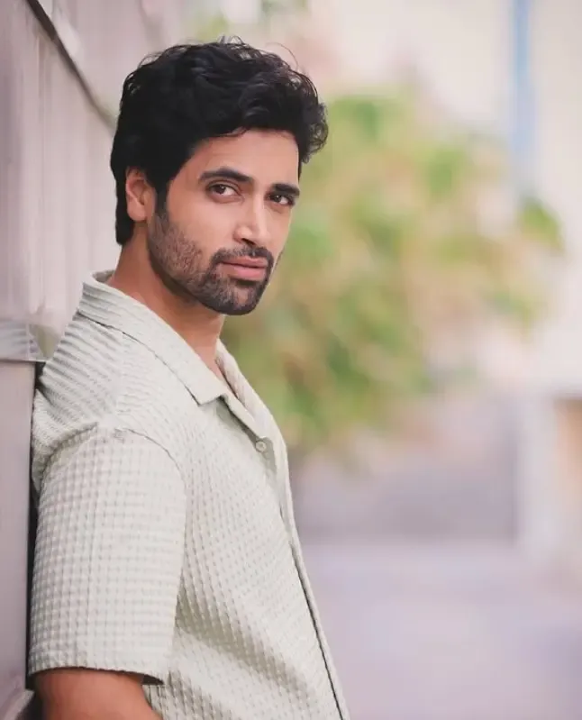 क्या 'डकैत' में 90 के दशक के सुपरहिट गाने का तड़का है? अदिवि शेष लाएंगे 'तू चीज बड़ी है मस्त' सॉन्ग