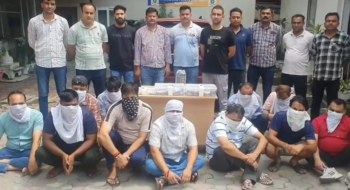 क्या दक्षिण-पश्चिम दिल्ली में बड़े जुआ रैकेट का भंडाफोड़ हुआ? 12 गिरफ्तार, 15 लाख से अधिक बरामद