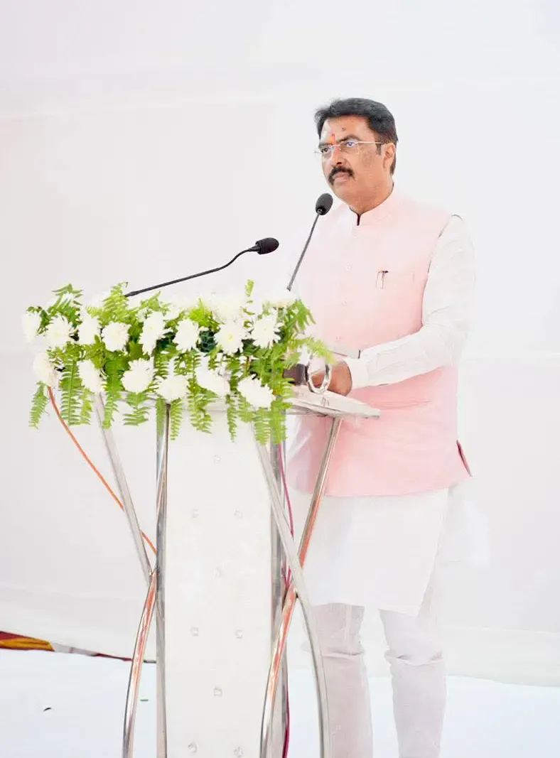 दरभंगा: BJP प्रदेश अध्यक्ष संजय सरावगी ने दिव्यांग छात्रों से किया संवाद, 'सेवा मेरा योगदान' कार्यक्रम में बाँटी कॉपी-कलम