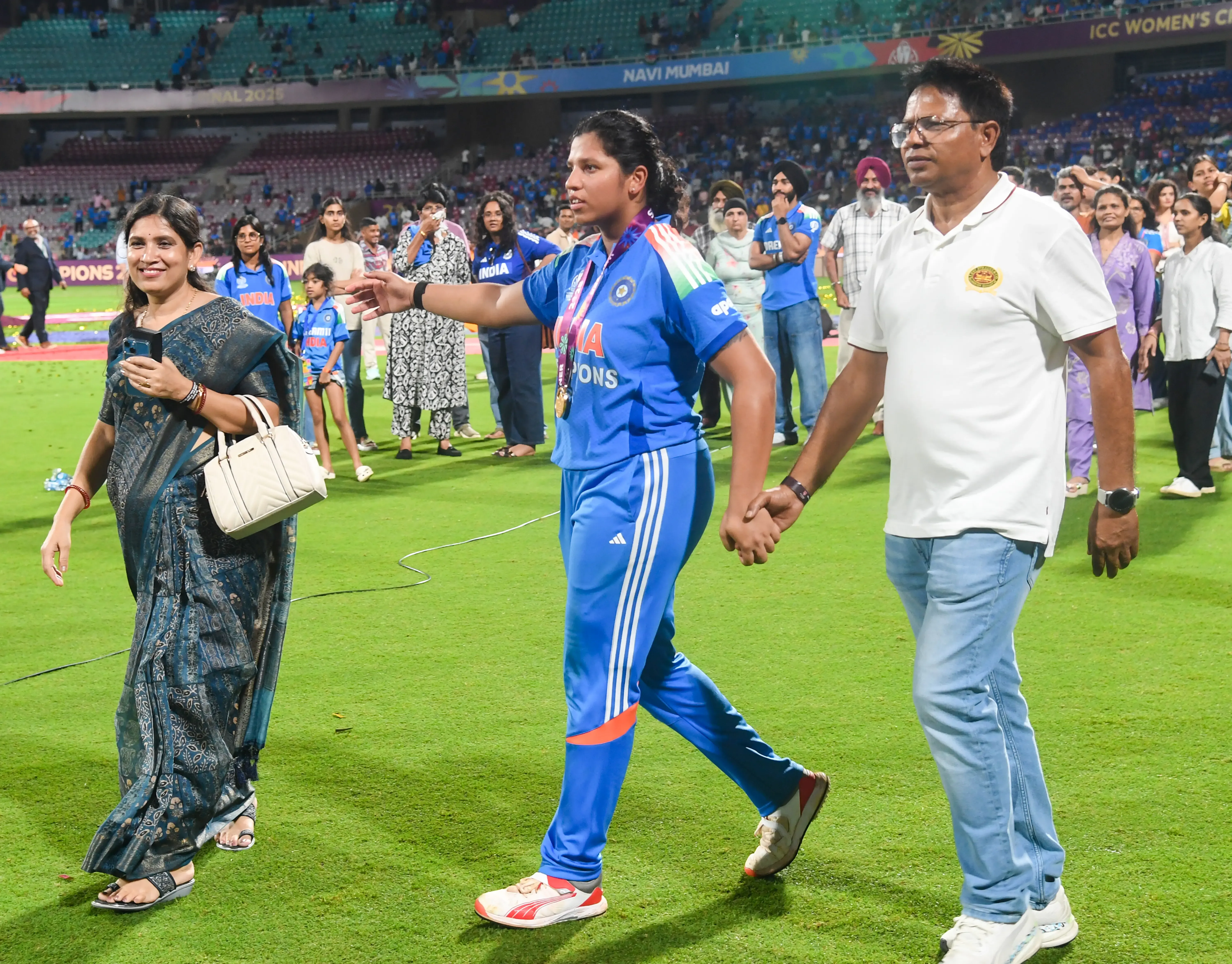 How Did Richa Ghosh Overcome Pain to Shine in the Women's ODI World Cup?