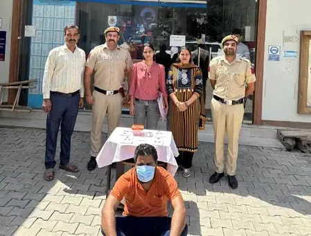 डेटिंग ऐप पर नकली प्रोफाइल बनाकर महिलाओं को धोखा देने वाला शख्स गिरफ्तार 