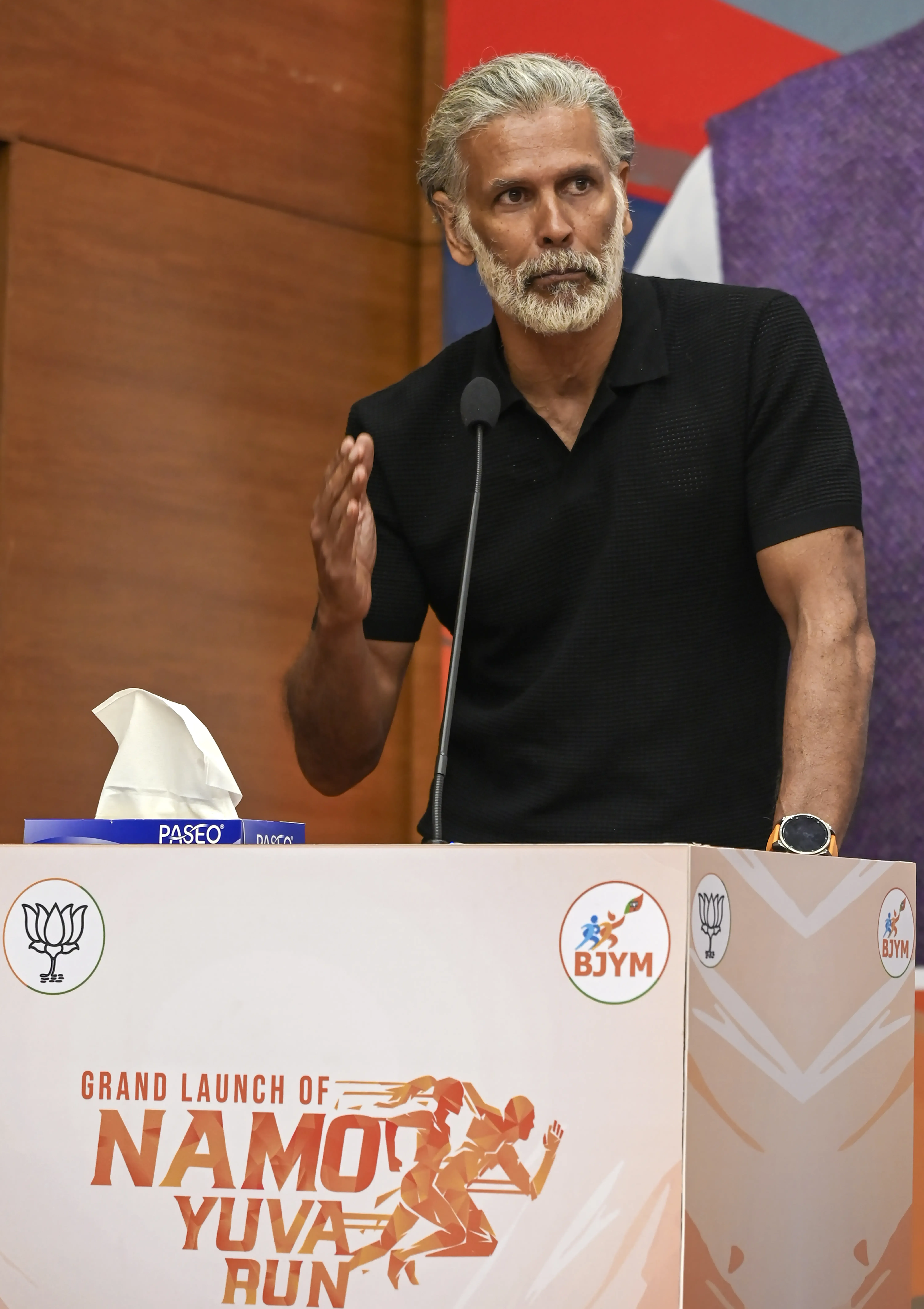 दौड़ते हुए सफाई: 'प्लॉगिंग' का नया ग्लोबल ट्रेंड जो फिटनेस और पर्यावरण को जोड़ता है