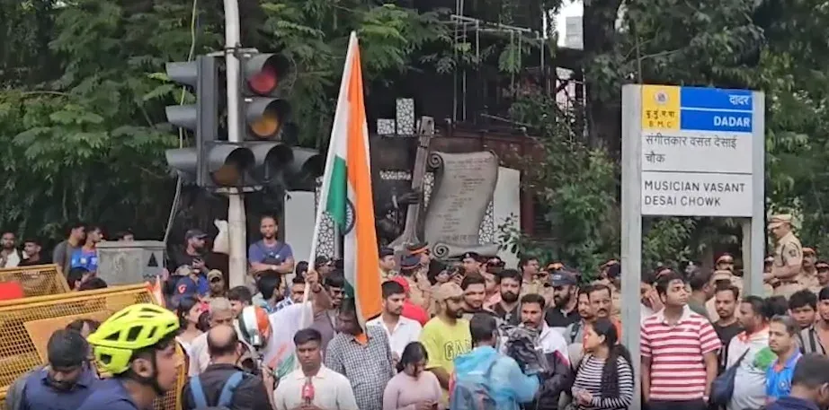 Victory march in Mumbai: Uddhav, Raj Thackeray celebrate Pradhan's exit