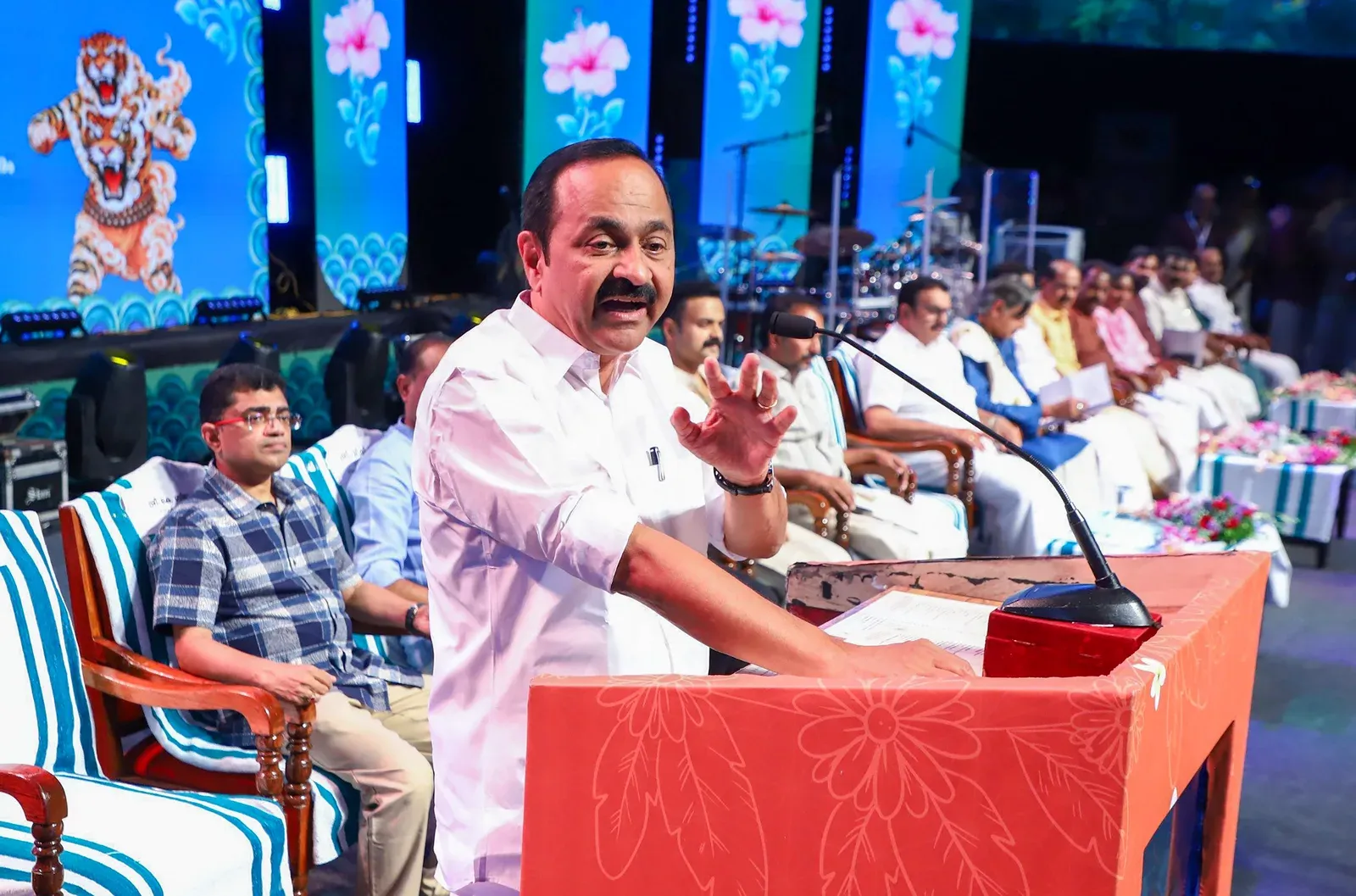 Congress DCC member Chenthi Anil held for blocking Kerala CM Satheesan's convoy