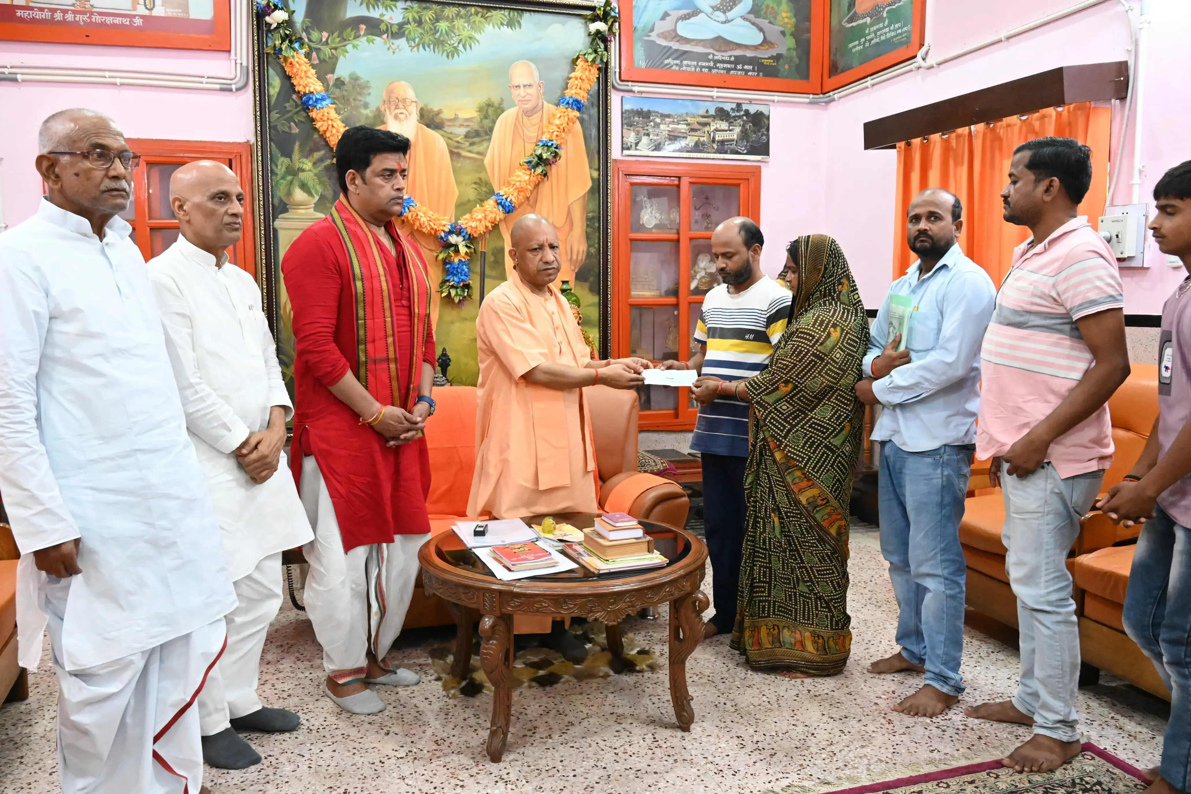 क्या सीएम योगी ने दीपक के परिजनों से मिलकर दी आर्थिक मदद?