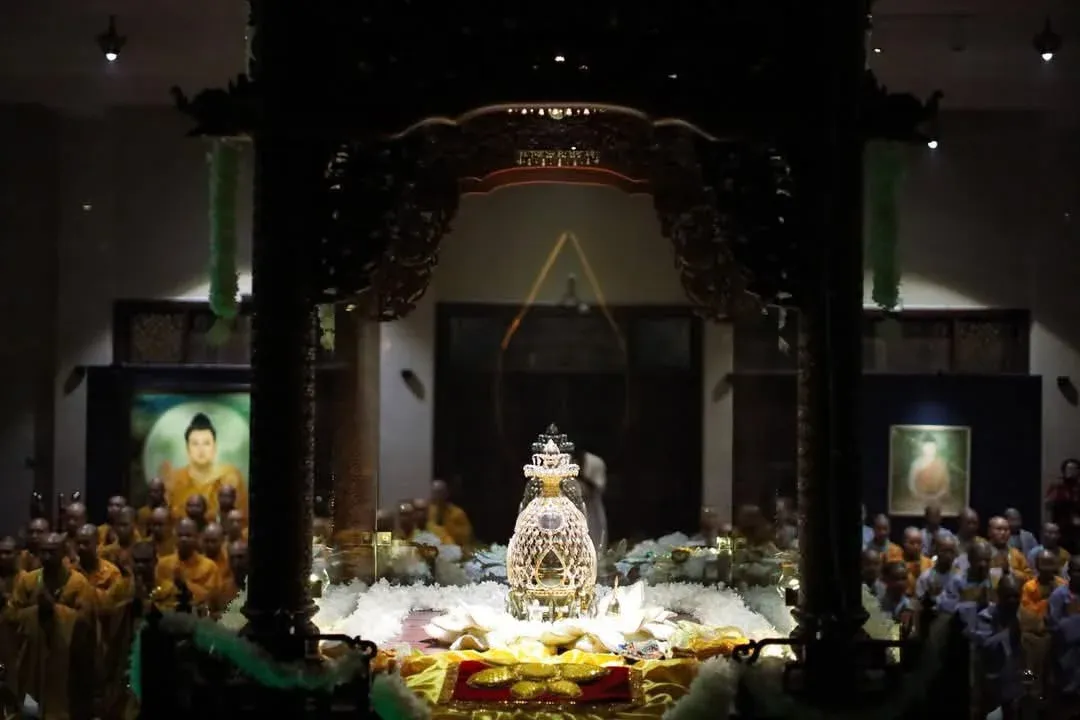How are people in Vietnam honoring Buddhist relics sent from India?