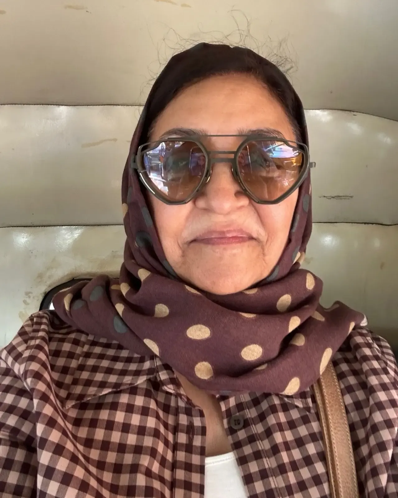 Is Deepti Naval Enjoying Lunch at a 5-Star Hotel via Auto Rickshaw?