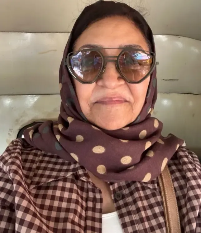 क्या दीप्ति नवल ने कार छोड़ ऑटो में सवार होकर किया नया अनुभव?