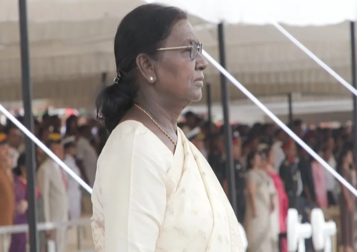 राष्ट्रपति द्रौपदी मुर्मु ने आईएमए पासिंग आउट परेड की समीक्षा की, एनडीए की पहली महिला बैच की 9 कैडेट बनीं अधिकारी