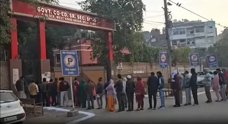 दिल्ली: 12 वार्डों में एमसीडी उपचुनाव के लिए मतदान जारी